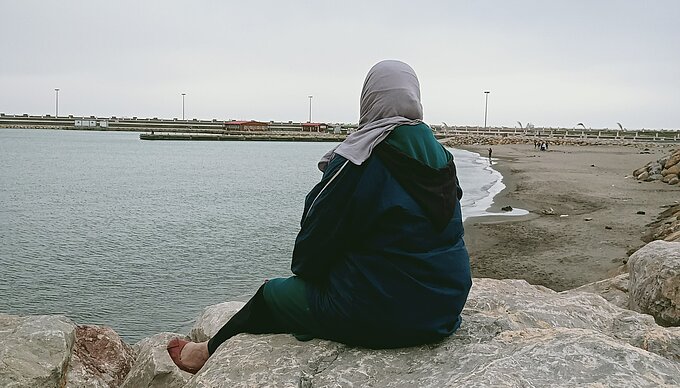 Zineb_Bettayeb-Algier_Migration-14_woman-stone.jpg